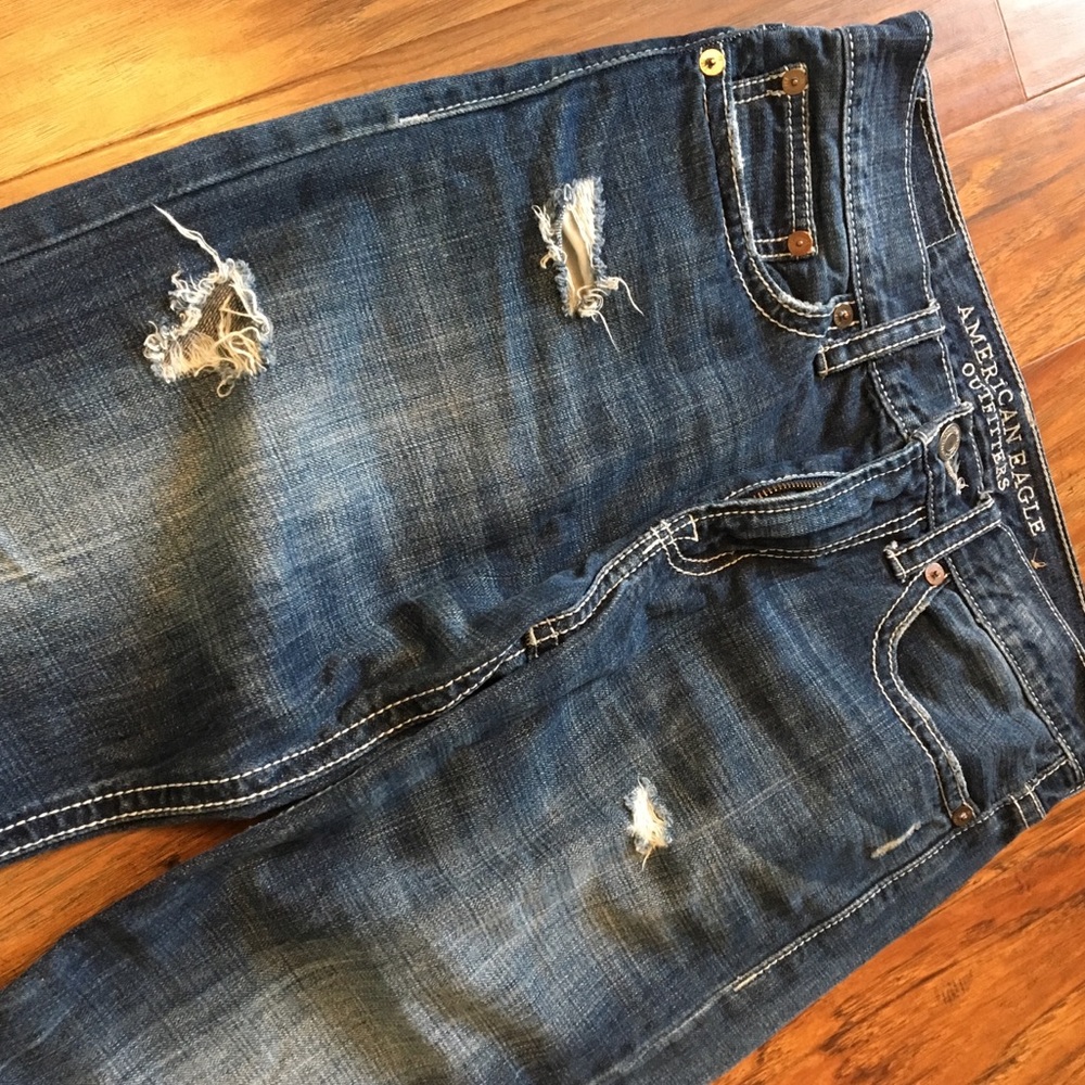 AMERICAN EAGLE DISTRESSED RELAXED STRAIGHT JEANS